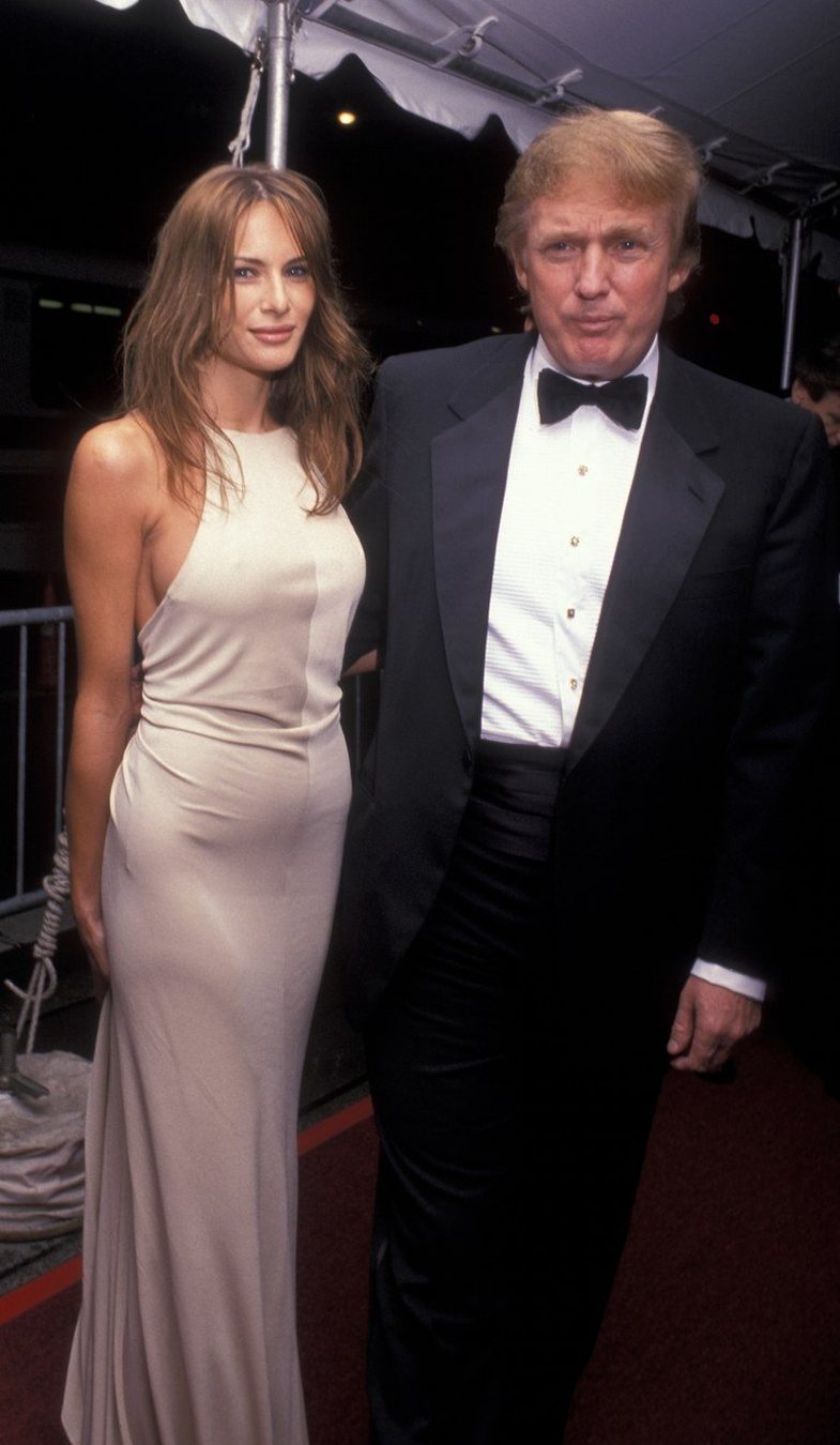 Fotot e Melania Trump pa grim ndajnë njerëzit në dy