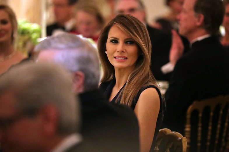 Fotot e Melania Trump pa grim ndajnë njerëzit në dy