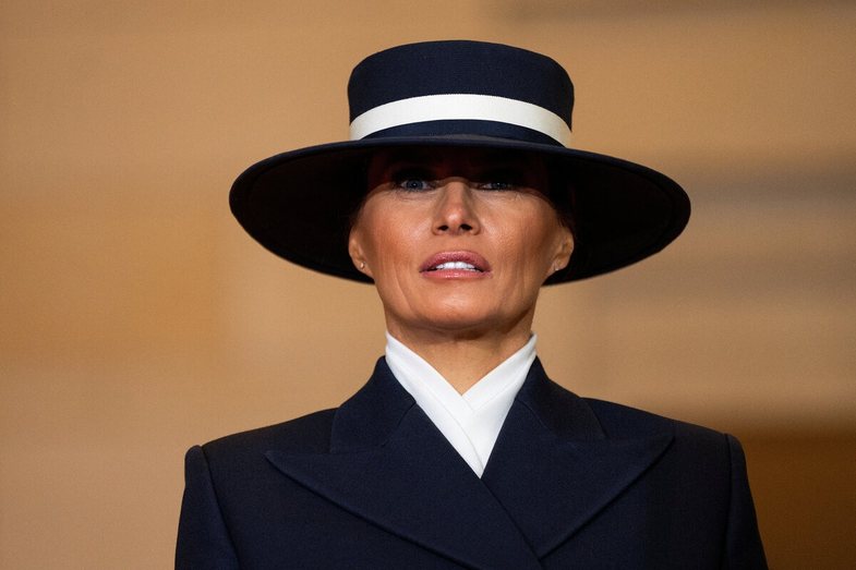 Fotot e Melania Trump pa grim ndajnë njerëzit në dy