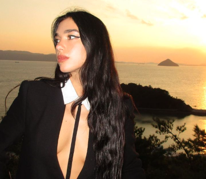 Dua Lipa starts her vacation and combines some of the trends of the moment: From