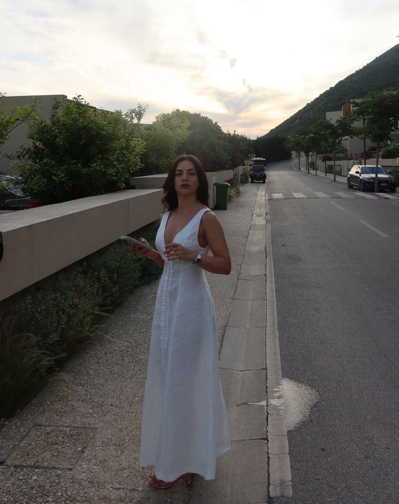 Idenë për fustanin e bardhë të verës mund t'ia