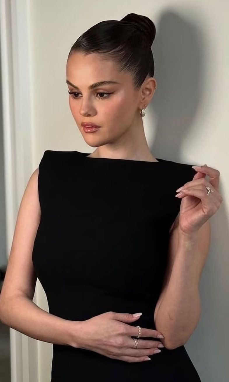 Për vajzat minimaliste: Thonjtë e Selena Gomez janë ideale
